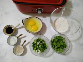 先把葱切粒，香菜切碎。