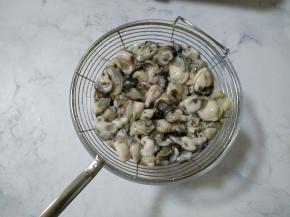 1.清洗蚝仔，把蚝仔放水里，加上少许白糖，浸泡一会，粘附在蚝上的杂质会清出来的，再用清水清洗一遍就可以了。