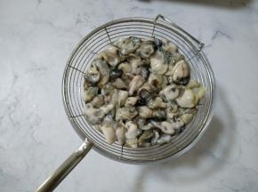 1.清洗蚝仔，把蚝仔放水里，加上少许白糖，浸泡一会，粘附在蚝上的杂质会清出来的，再用清水清洗一遍就可以了。
