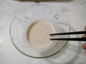 
2.红薯粉，清水，生抽，盐，胡椒粉倒在大碗拌匀成浆。
