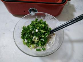 
3.倒入蚝仔，加入葱和香菜拌匀。
