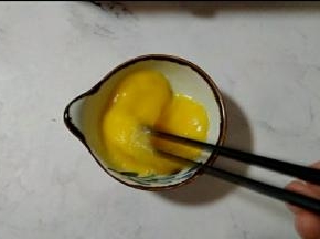 
4.打发好鸡蛋液
