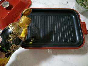 
5.煎锅开好，刷油，倒入拌好的蚝仔
