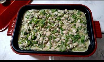 
6.摊平蚝仔，慢煎至蚝仔变色，表面凝固。
