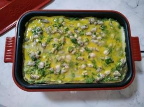 
7.倒入蛋液，煎至全熟后，关掉电源。
