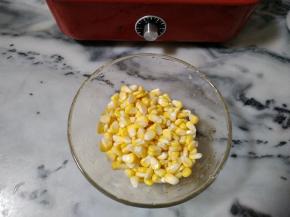 1.玉米剥好，水煮15分钟
