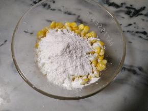 
3.玉米里加上水，淀粉和糯米粉拌匀。
