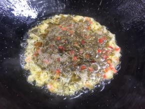 倒入拌好的香椿鸡蛋液，小火盖上锅盖焖1分钟