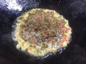 倒入拌好的香椿鸡蛋液，小火盖上锅盖焖1分钟