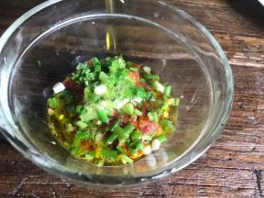 把热油倒入葱花上面