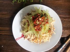 把莴笋丝放在鸡丝上面，倒入料汁，即可