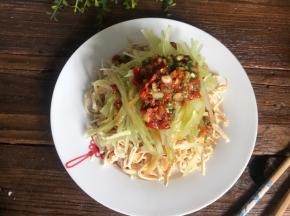 把莴笋丝放在鸡丝上面，倒入料汁，即可