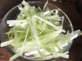 把浸泡好的莴笋丝，捞出沥干水分