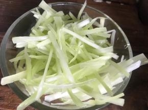 把浸泡好的莴笋丝，捞出沥干水分