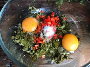 加入胡椒粉和料酒，搅拌均匀