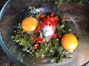 加入胡椒粉和料酒，搅拌均匀