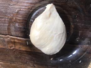 把煮熟的鸡胸肉捞出，沥水放凉