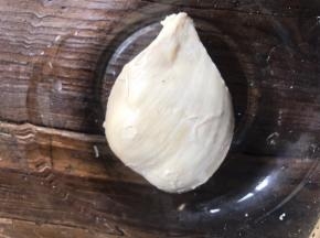 把煮熟的鸡胸肉捞出，沥水放凉