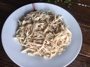 把凉透了的鸡胸肉，撕成丝装盘