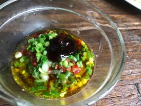 加入生抽和蚝油，拌匀