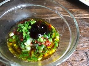 加入生抽和蚝油，拌匀