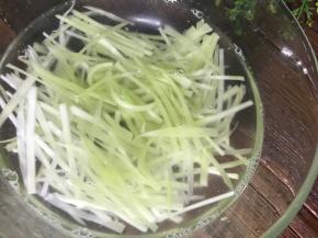 莴笋去皮后切丝，放入凉白开水中浸泡一会儿