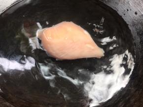 鸡胸肉放入冷水锅中，加入盐和料酒，煮熟