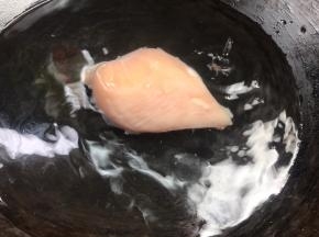 鸡胸肉放入冷水锅中，加入盐和料酒，煮熟