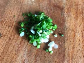 香葱摘洗干净后切成葱花