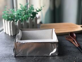 提前处理好模具：固底模具里面四周垫好硬纸壳，四周底部再铺层油纸；活底模具在最外面还要用锡纸包好，建议多包两层。