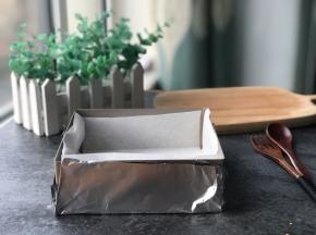 提前处理好模具：固底模具里面四周垫好硬纸壳，四周底部再铺层油纸；活底模具在最外面还要用锡纸包好，建议多包两层。