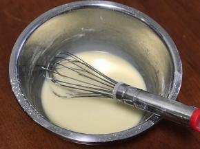 然后将低筋面粉筛入热油中搅拌至无颗粒。