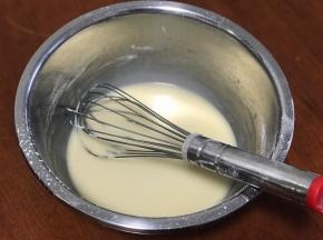 然后将低筋面粉筛入热油中搅拌至无颗粒。