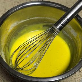 接着加入蛋黄、蜂蜜和温牛奶搅拌均匀。