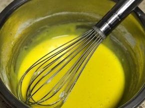 接着加入蛋黄、蜂蜜和温牛奶搅拌均匀。