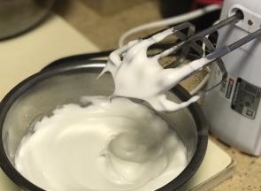 蛋白加入盐，滴几滴柠檬汁，然后分3次加糖打发至硬性发泡。