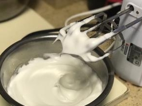 蛋白加入盐，滴几滴柠檬汁，然后分3次加糖打发至硬性发泡。