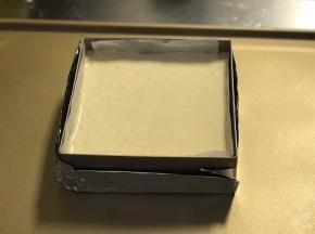 将拌好的蛋糕糊倒入模具中，震出气泡。