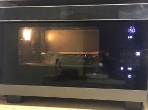 采用水浴法：蒸烤箱选择上下火烘烤加蒸的功能，普通烤箱烤盘里装满热水（大约2里面），然后放入模具。提前预热烤箱，150度烤70分钟左右，放在中下层。