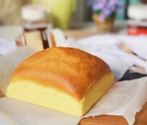 烤好的蛋糕取出脱模晾凉。