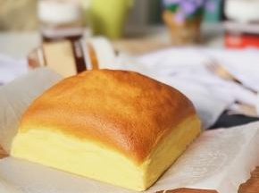 烤好的蛋糕取出脱模晾凉。