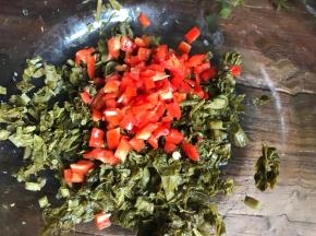 红椒摘洗干净，切成碎末，加入香椿里面