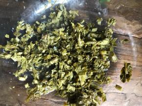 香椿焯水后切成碎末，装入容器中