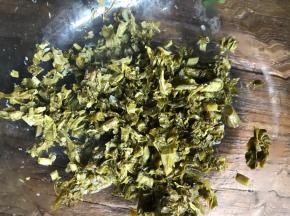 香椿焯水后切成碎末，装入容器中