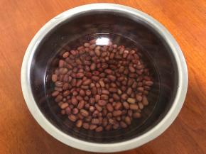 首先制作豆馅：红豆洗净泡水2小时以上。