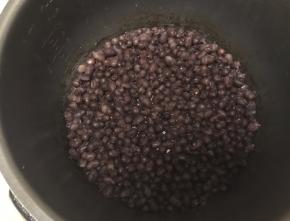 加适量水煮至豆子熟烂。