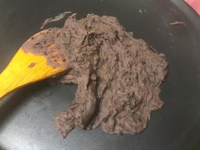 如果水份不多就可以直接做馅，水份多的话放在不粘锅炒干。