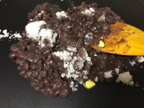 趁热加入糖搅拌均匀。