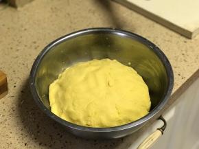 制作三合面：三种面粉加酵母混合均匀，然后一点点加温水和成软硬适中的面团，在温暖处发酵至两倍大。