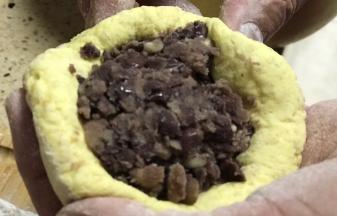 取一份揉圆按扁包入馅料。